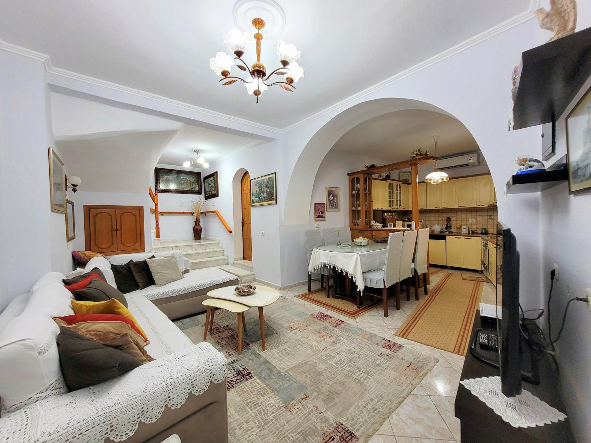 Marbi Guest House Gjirokastër Exteriör bild